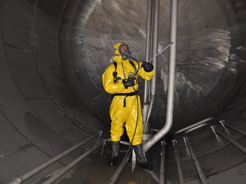 Man in chemicaliënpak